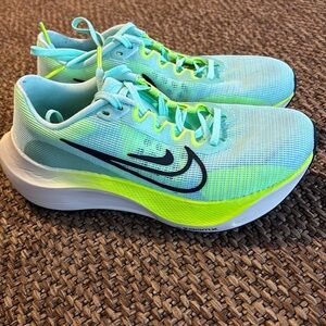 Women Nike Zoom Fly 5, size 7 Running Shoes